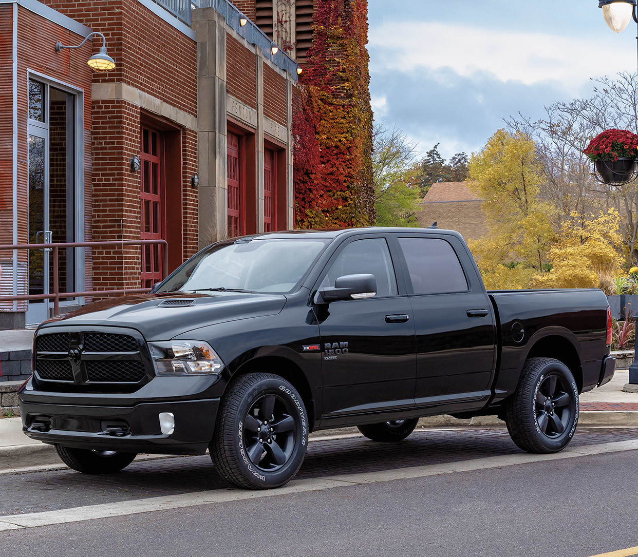 Un Ram 1500 2020 noir stationné devant un immeuble