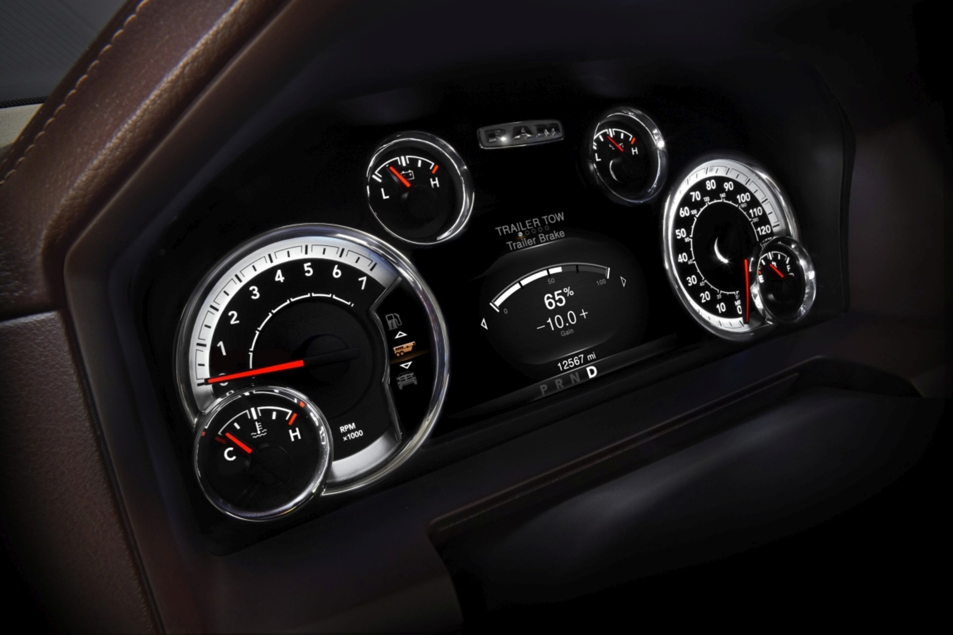 Gros plan de l’écran de 7 po personnalisable intégré au groupe d’instruments situé entre le compteur de vitesse et le compte-tours à l’intérieur du Ram 1500 Classic 2021.
