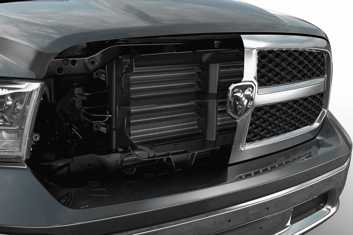 Gros plan de la calandre avant d’un Ram 1500 Classic 2023 noir.