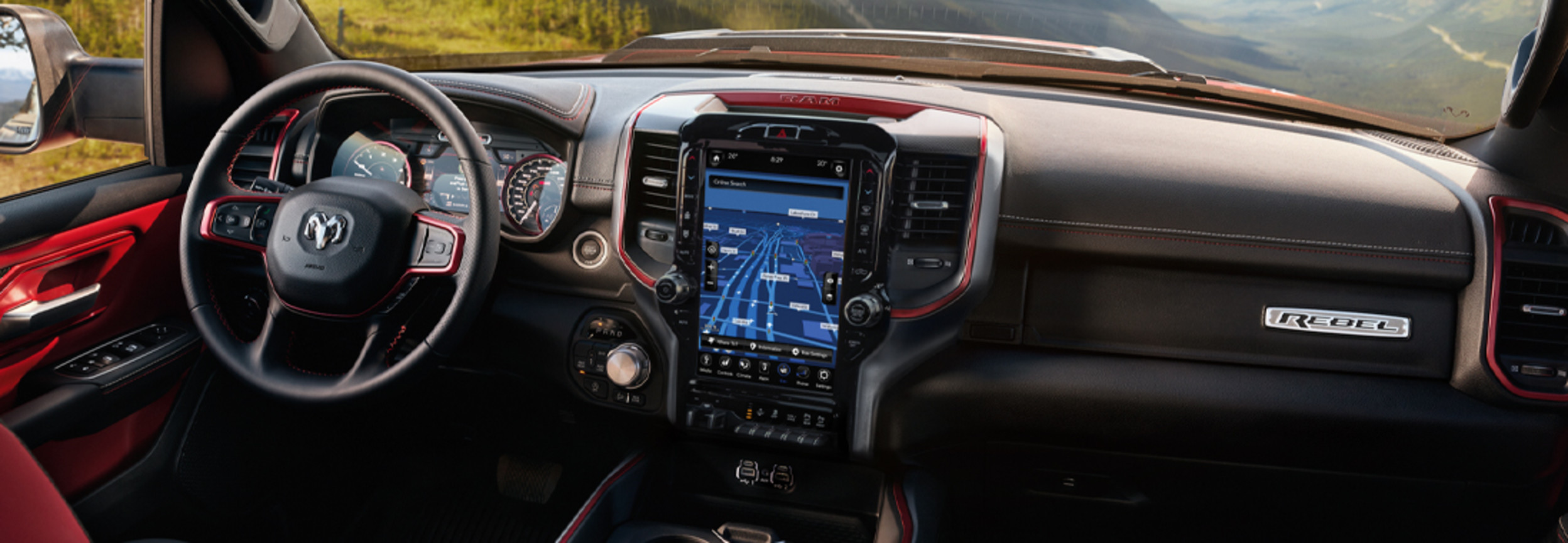Vue intérieure d’un RAM 1500, y compris le volant et le système de divertissement