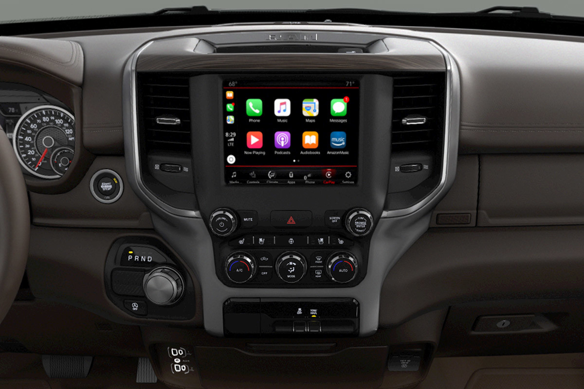 Vue intérieure du Ram 1500 2020 présentant l’écran tactile de 8,4 pouces et le système Uconnect