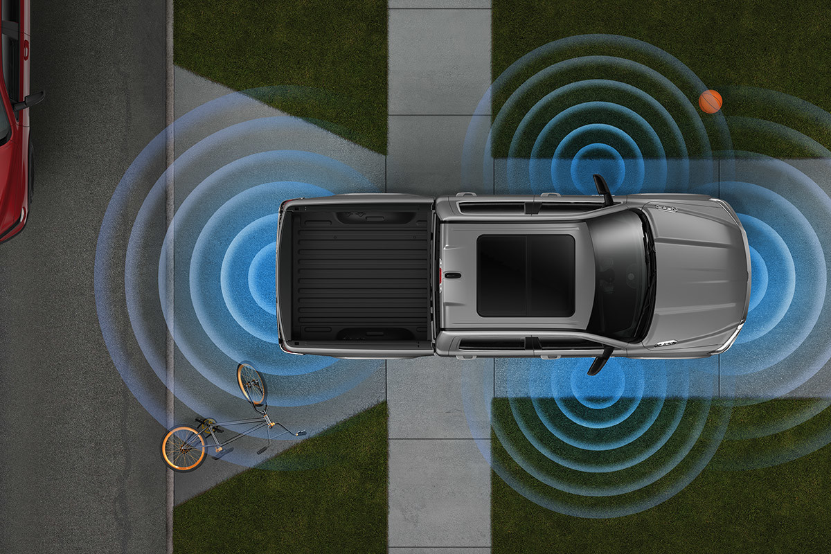 Le Ram 1500 2020, illustré en noir, roulant sur l’autoroute, pour mettre en évidence son système d’alerte de collision avant