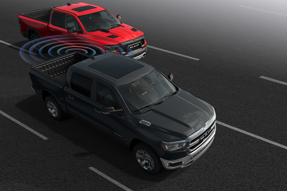 Le Ram 1500 2020, illustré en noir, roulant sur l’autoroute, pour mettre en évidence son système de détection de surveillance des angles morts