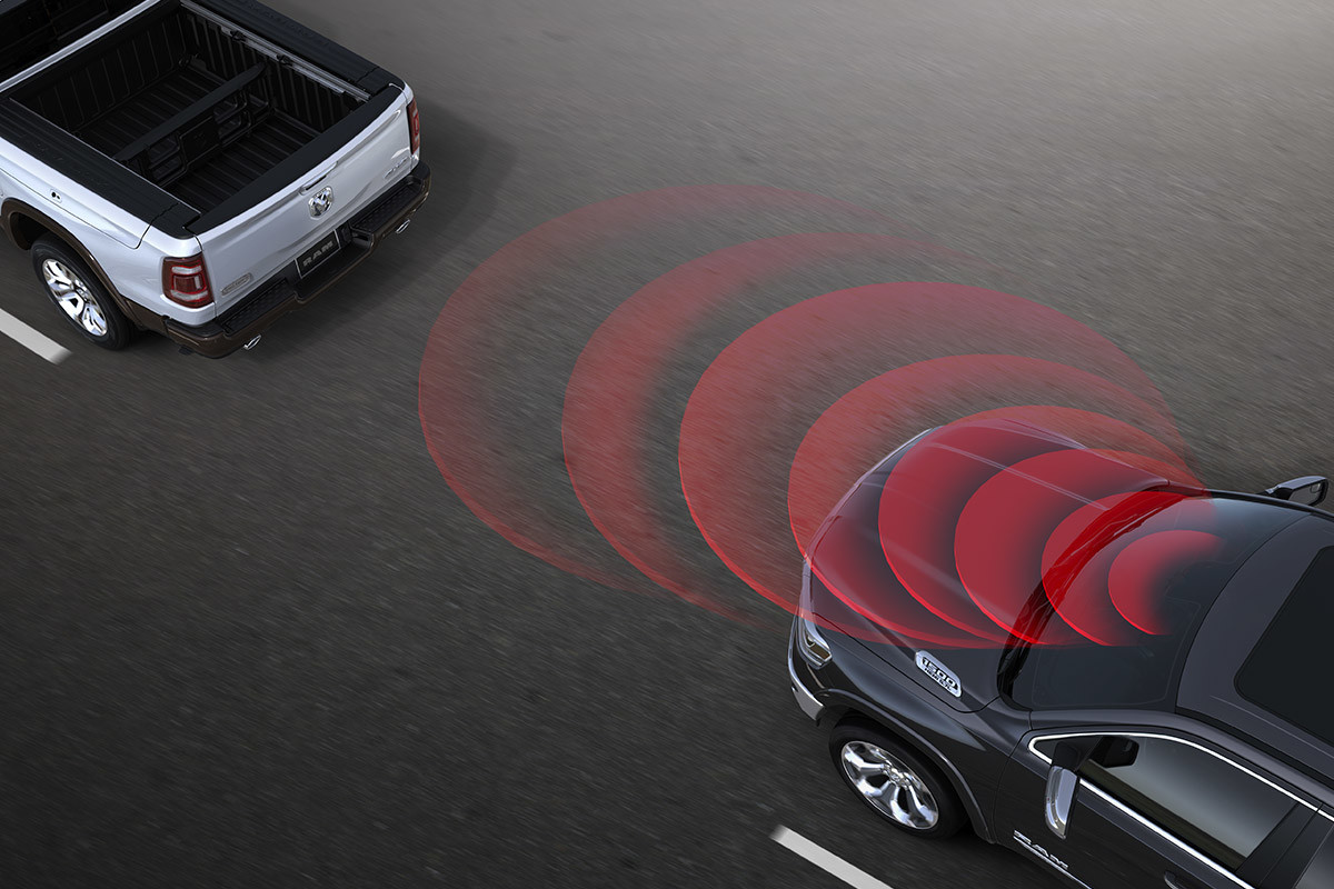Le Ram 1500 2020, illustré en noir, roulant sur l’autoroute, pour mettre en évidence son système de détection de surveillance des angles morts