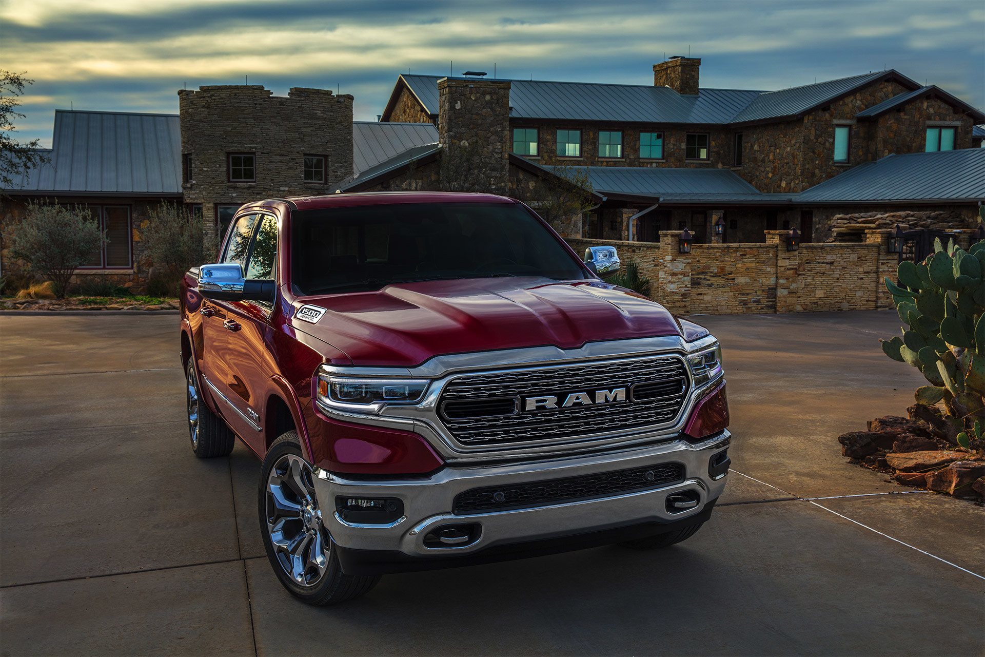 Ram 1500 2020 rouge stationné à l’extérieur