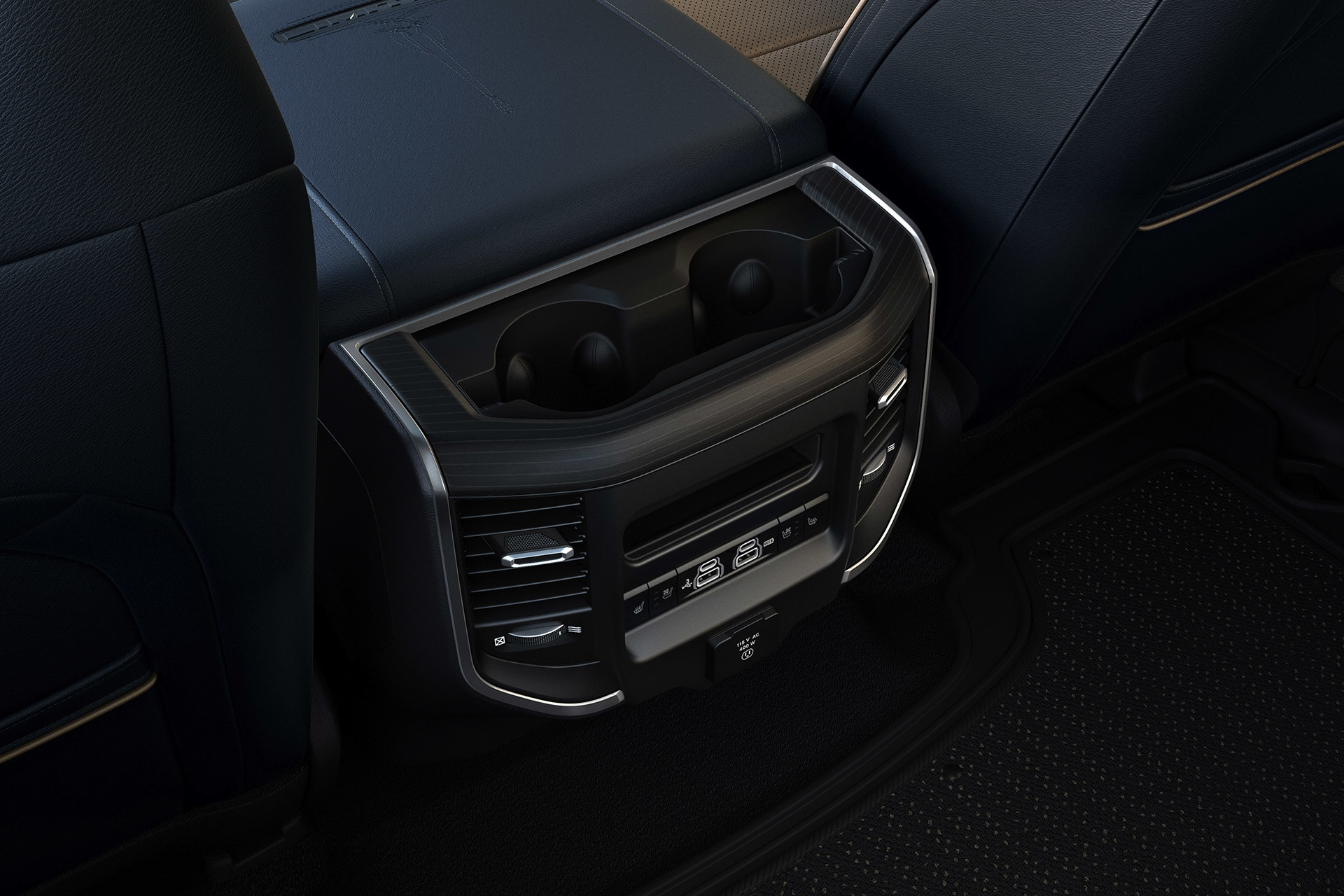Port USB, tablette et commande du siège chauffant pour les sièges arrières du Ram 1500 2020