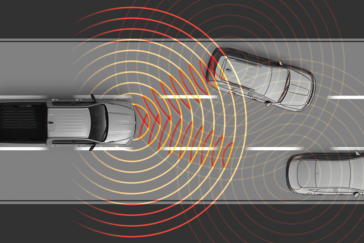 Ram 1500 2021 roulant sur l’autoroute. Les cercles concentriques représentent graphiquement les capteurs détectant deux véhicules devant.