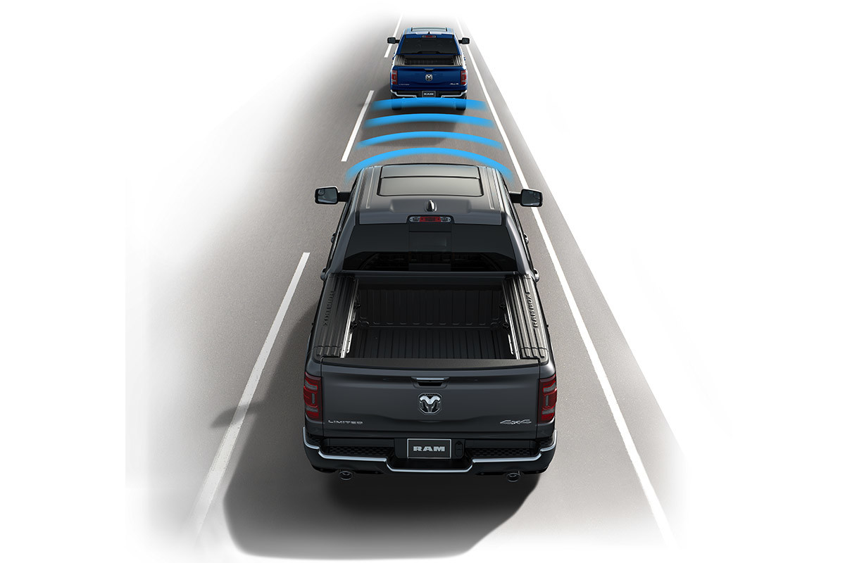 Ram 1500 2021 roulant sur une autoroute. Les capteurs avant sont représentés visuellement par quatre lignes courbes.