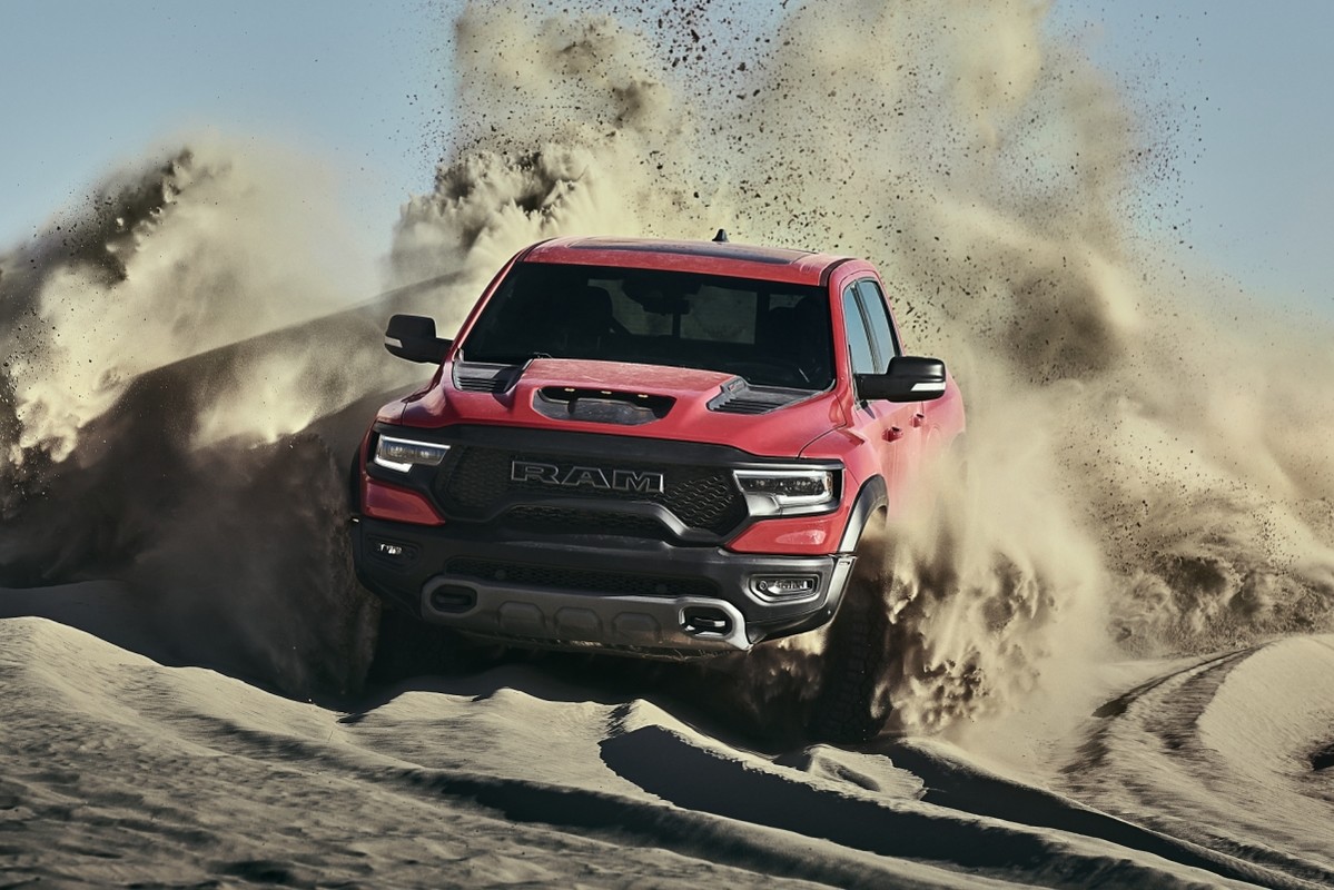Ram 1500 TRX 2021 rouge roulant dans du sable profond.