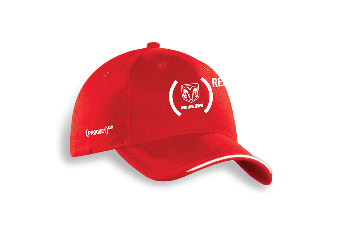 Casquette de baseball (RAM)<sup>RED</sup> Une casquette ajustable avec un véhicule stylisé de marque Ram entouré du logo Product Red.