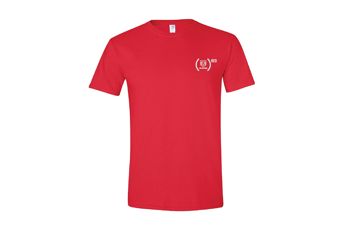 T-shirt (RAM)<sup>RED</sup> Un T-shirt à encolure ronde et à manches courtes avec un véhicule stylisé de marque Ram entouré du logo Product Red dans le coin supérieur gauche.