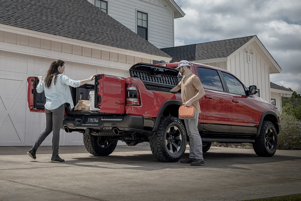 Une femme ouvre le coffre d’un Ram 1500 2022.