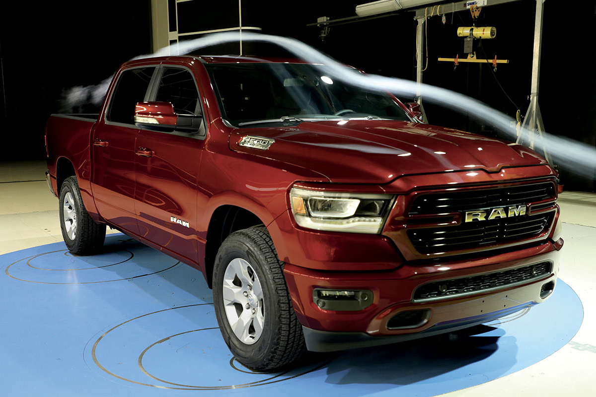 Le Ram 1500 rouge démontre son aérodynamisme, le meilleur de sa catégorie, dans une soufflerie.