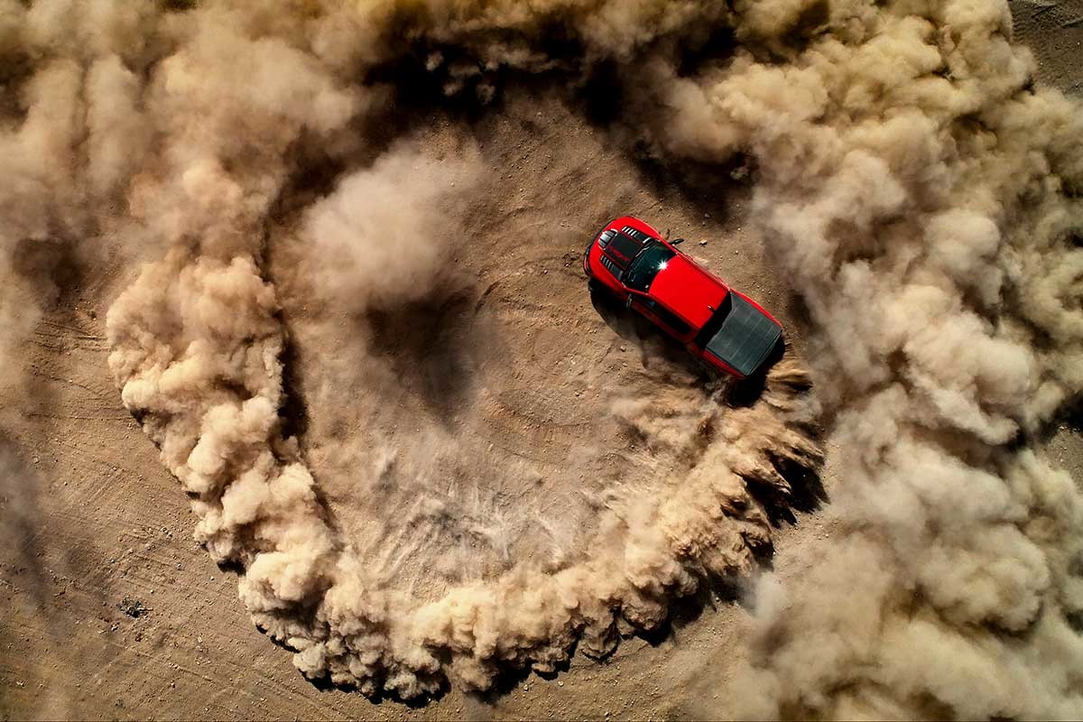 Vue du dessus du Ram 1500 TRX 2022 roulant sur un chemin de terre.