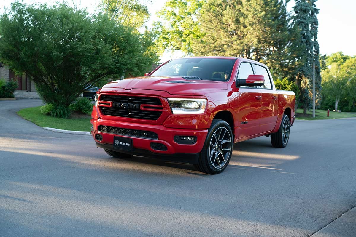 Vue de face d’un Ram 1500 Sport 2022 roulant sur une route résidentielle.
