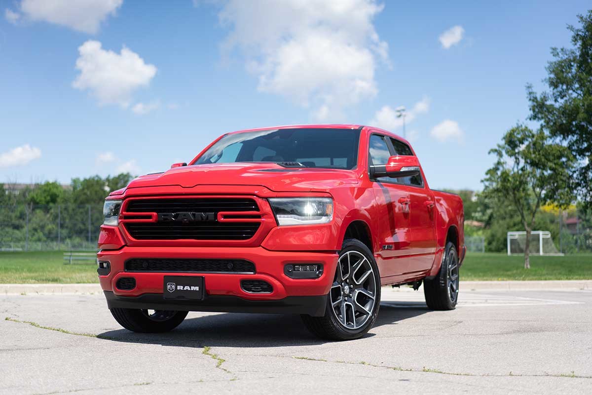 Vue de face d’un Ram 1500 Sport 2020 garé.