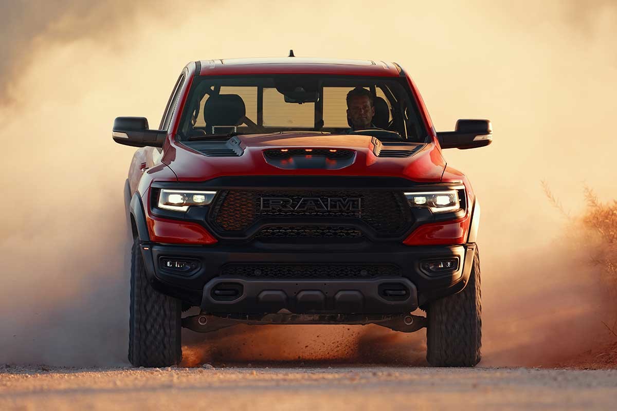 Ram 1500 Sport 2022 rouge roulant dans la boue.