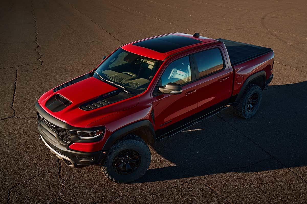 Vue latérale d’un Ram 1500 TRX 2022 rouge garé.