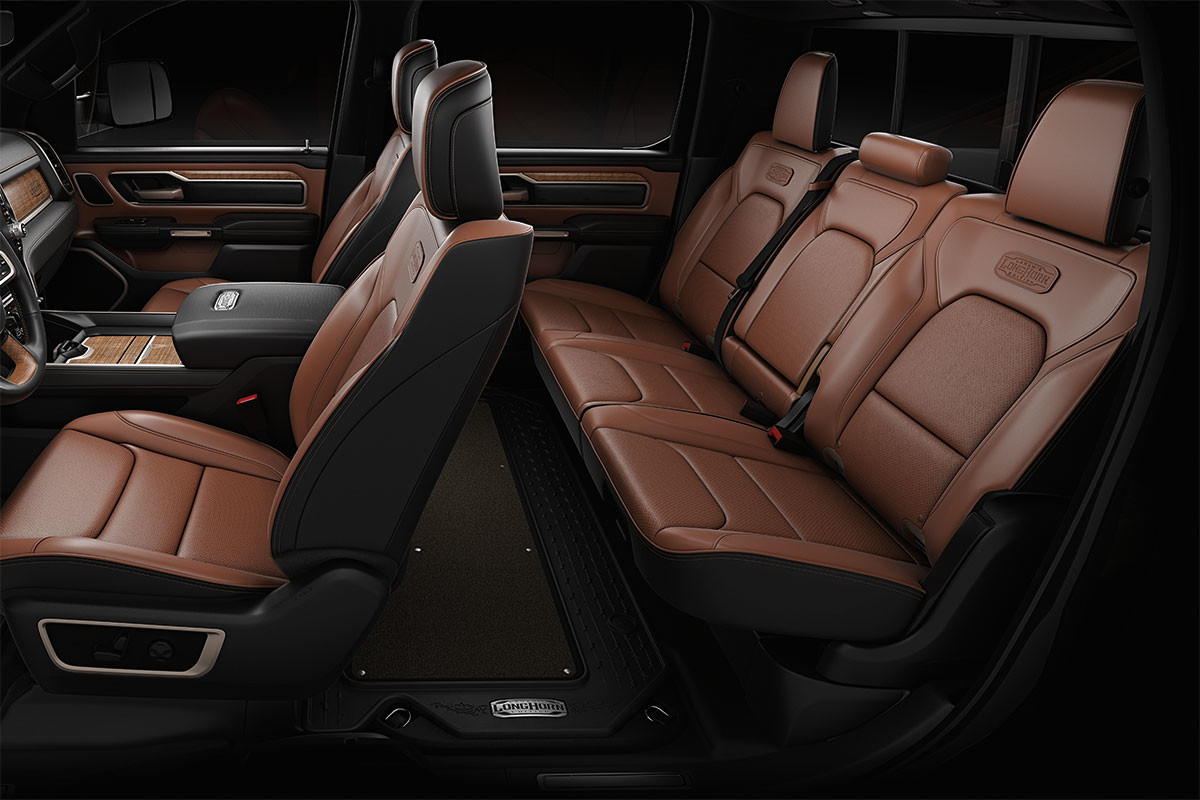 Vue latérale de l'intérieur du Limited Longhorn en beige bison/noir, montrant le siège arrière inclinable Segment-First.