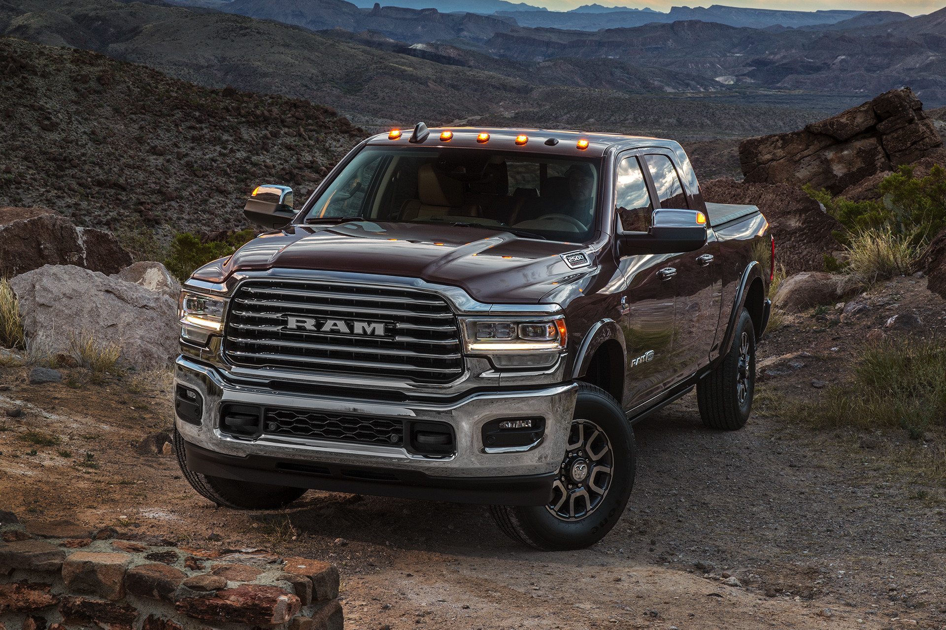 Vue avant du nouveau Ram 2500 2019 couche nacrée rouge garé