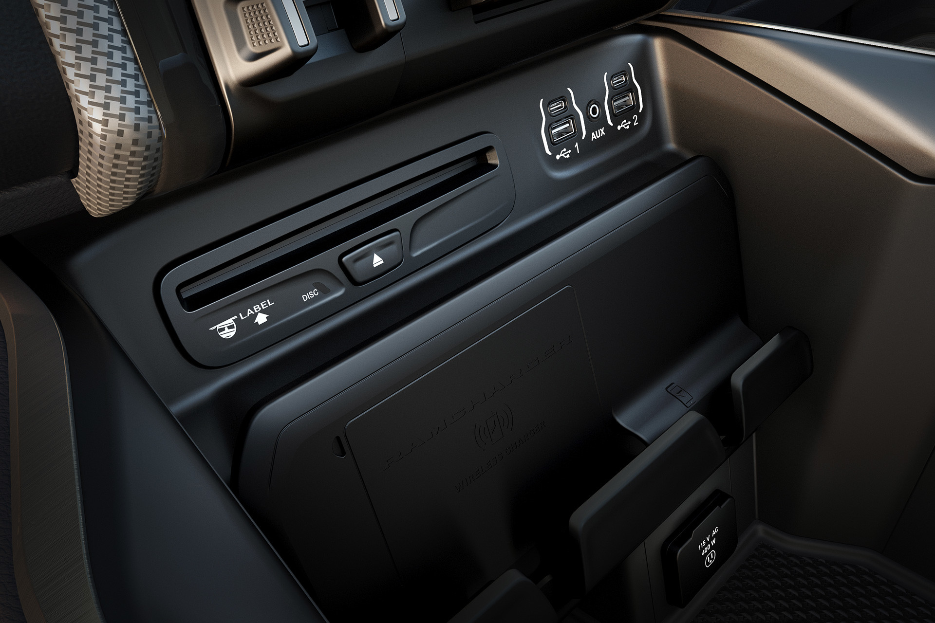Gros plan de la console centrale avec socle de recharge sans fil et ports USB du nouveau Ram 2500 2019