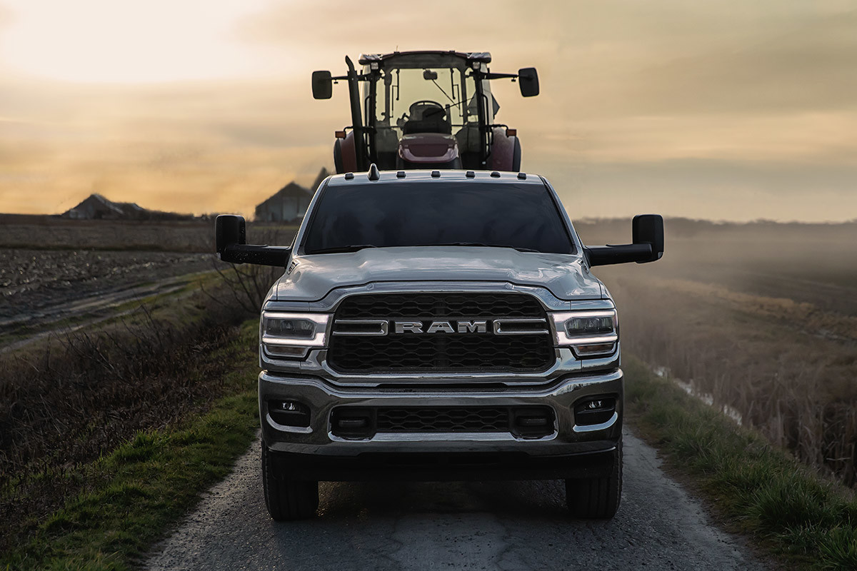Le Ram 2500 2020 avec une chargeuse à chenilles à l’arrière roulant à travers les plaines