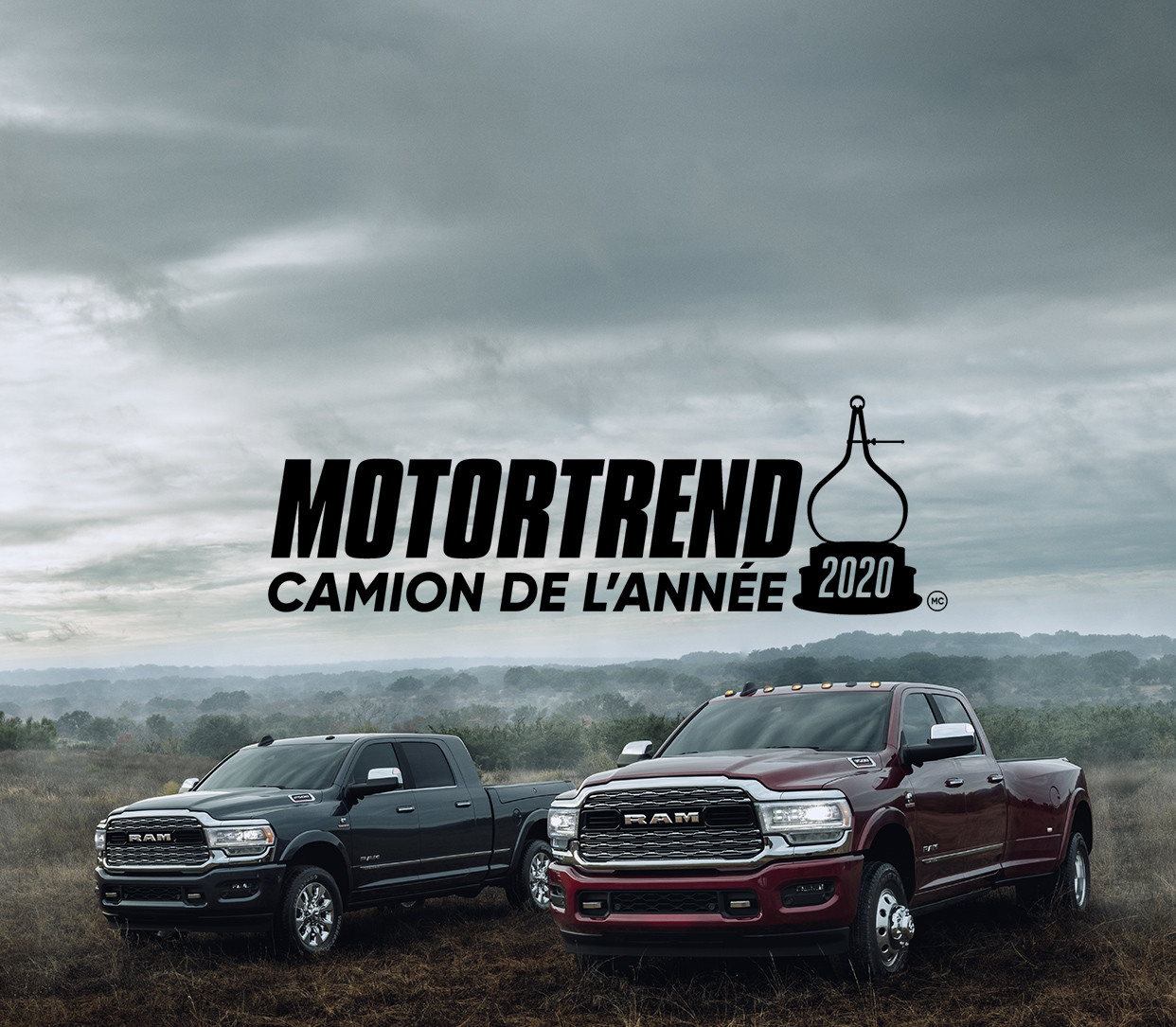 Les Ram 2500 et 1500 2020 se sont garés dans l'herbe.