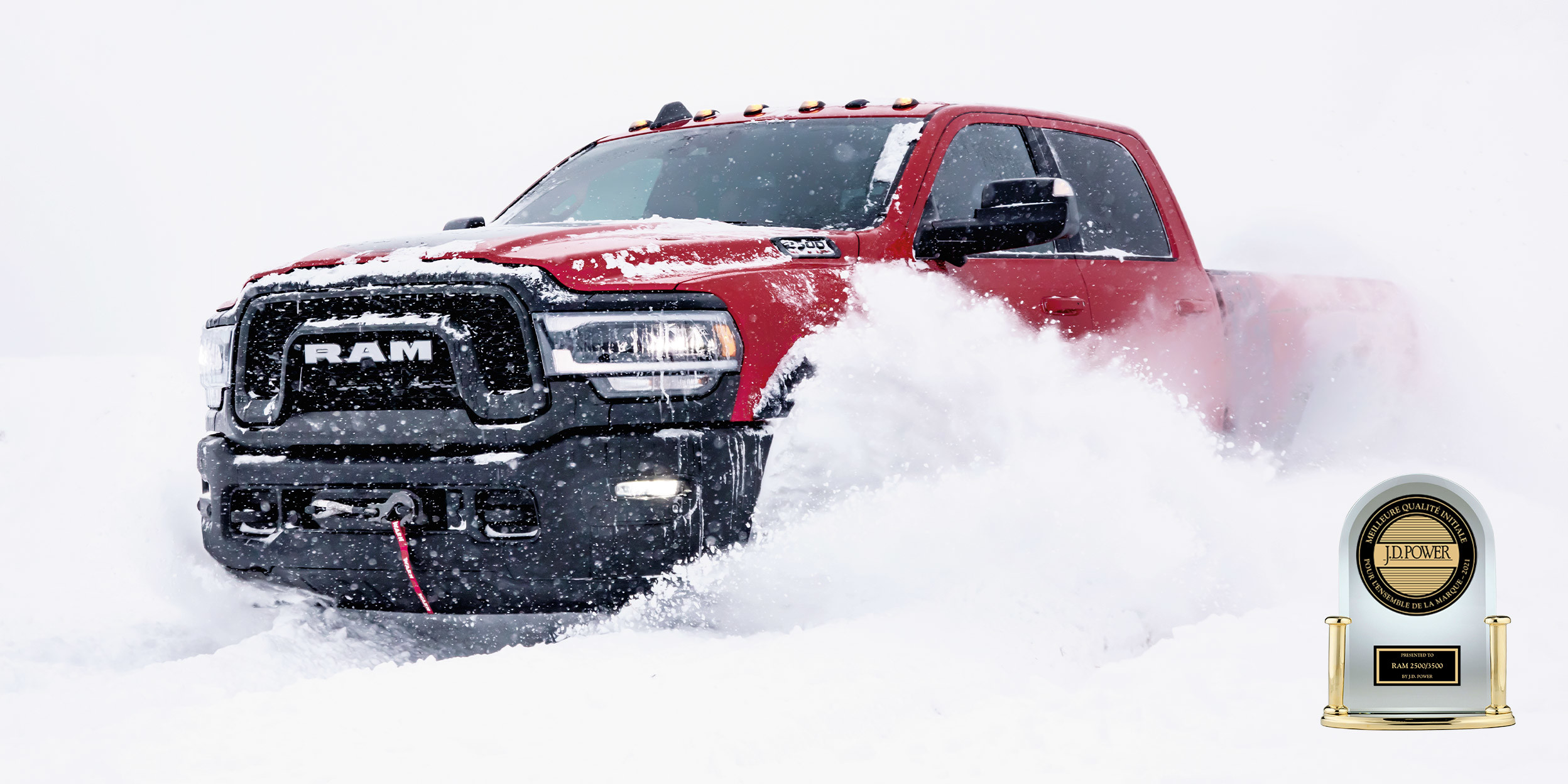 2500 Power Wagon rouge flamboyant roulant dans la neige profonde.