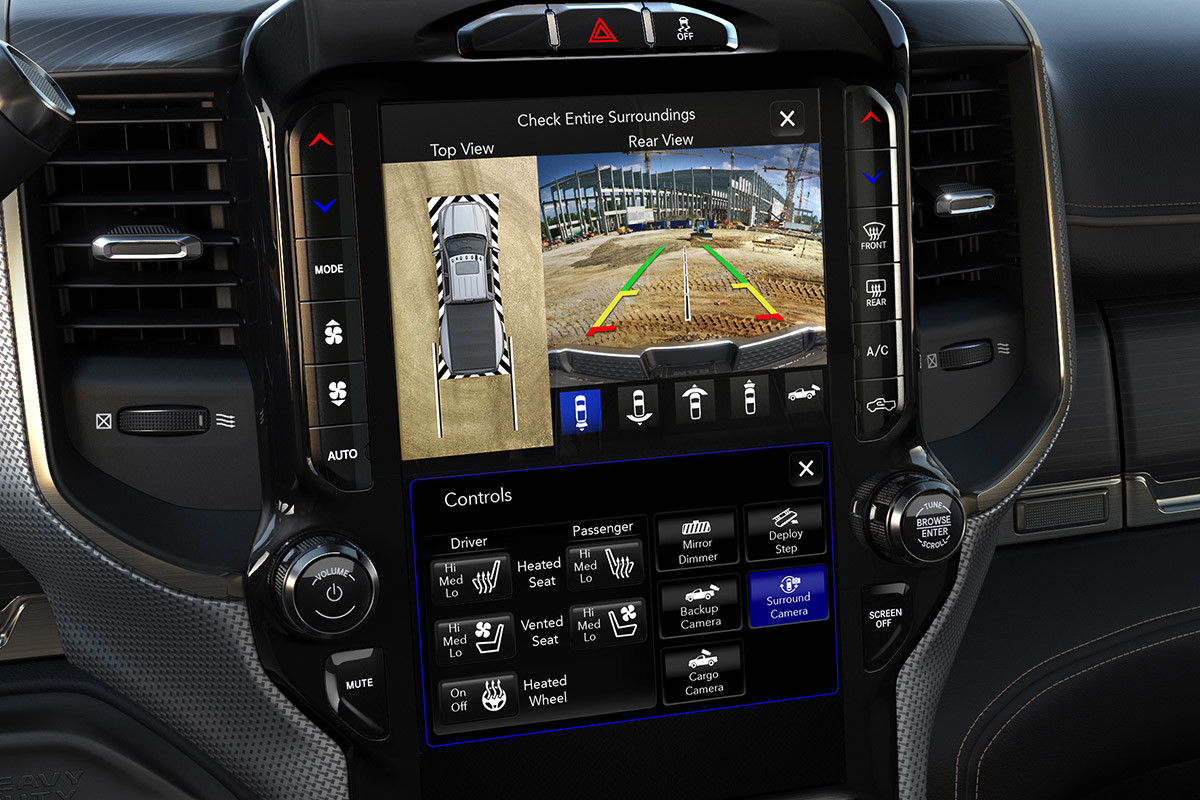 L’écran tactile Uconnect avec lignes de guidage dynamiques sur un écran servant à guider le conducteur.