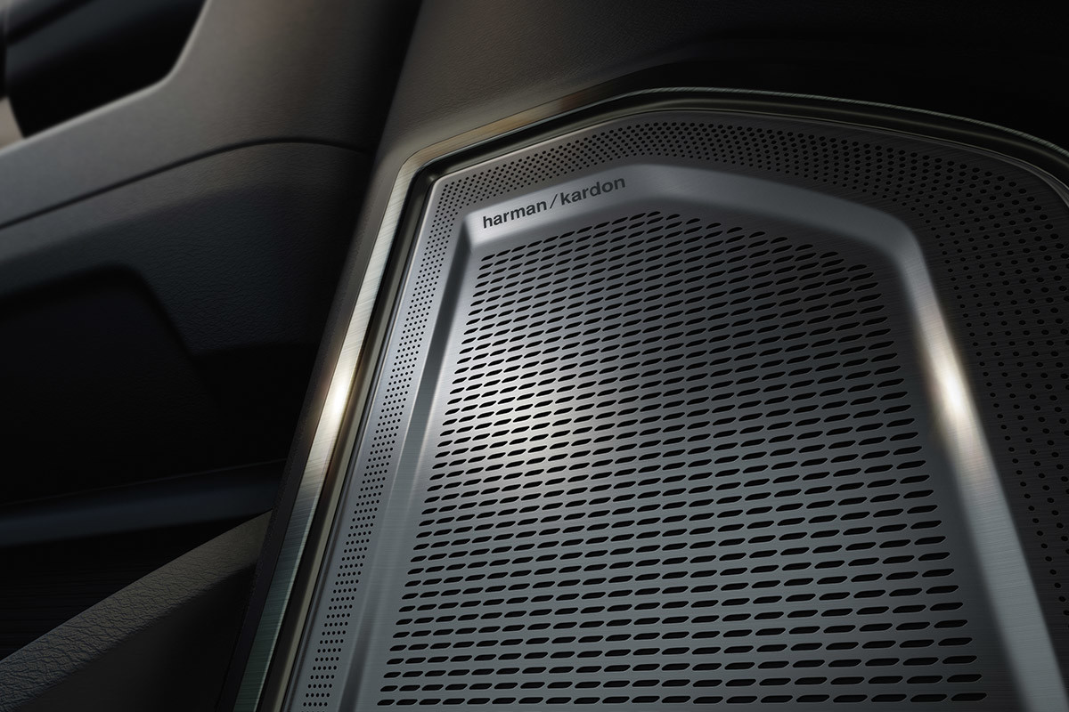 Gros plan d’un haut-parleur Harman Kardonᴹᴰ dans un Ram 2500.