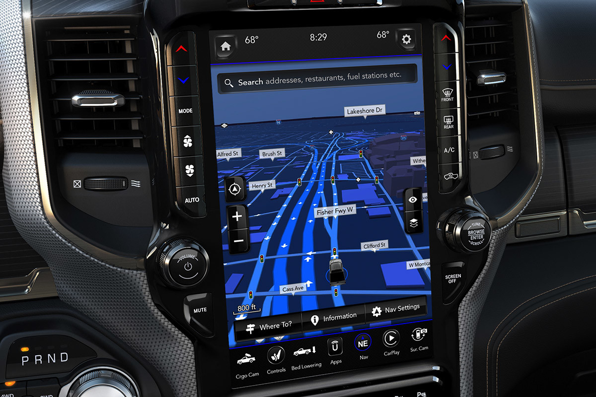 Vue intérieure du système Uconnectᴹᴰ 4C NAV avec des indications de navigation à l’écran.