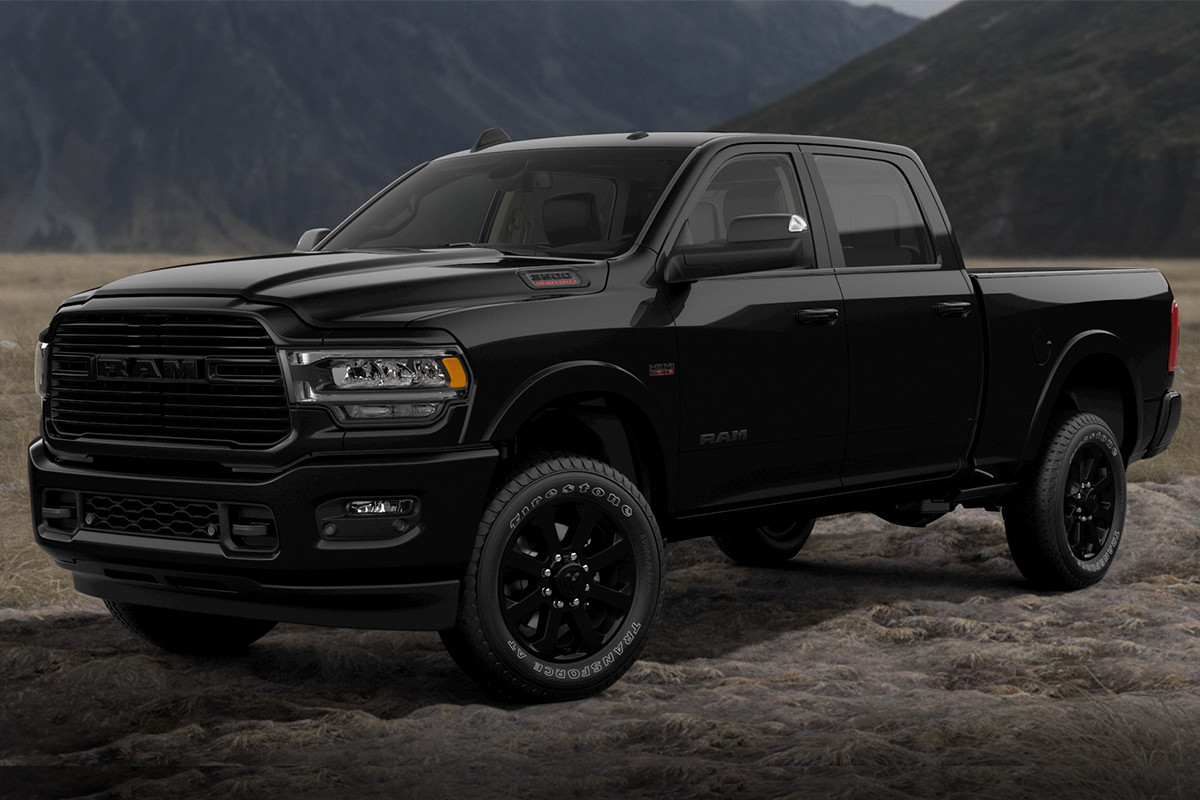 Extérieur du Ram 3500 2019 illustré en noir avec l’ensemble allure extérieure noire.
