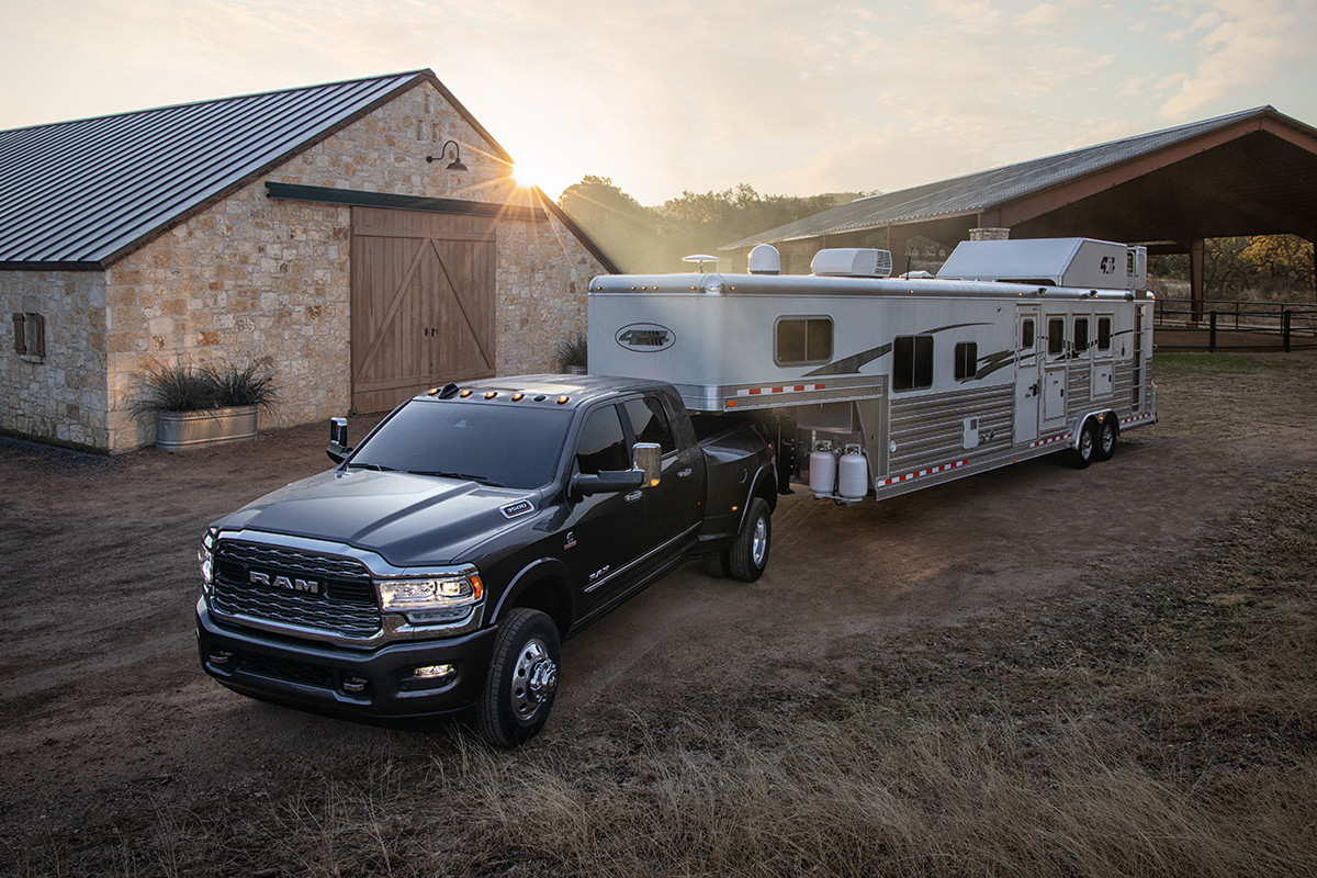 Ram 3500 2019 remorquant une roulotte au crépuscule.