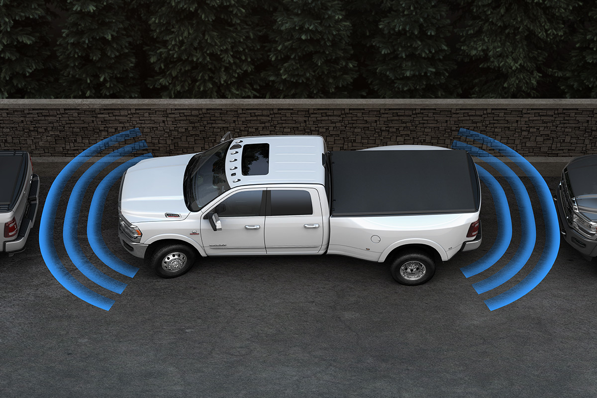 Ram 3500 2019 montré avec des capteurs conçus pour le système d’aide au stationnement avant et arrière Park-Sense<sup>MD</sup>.