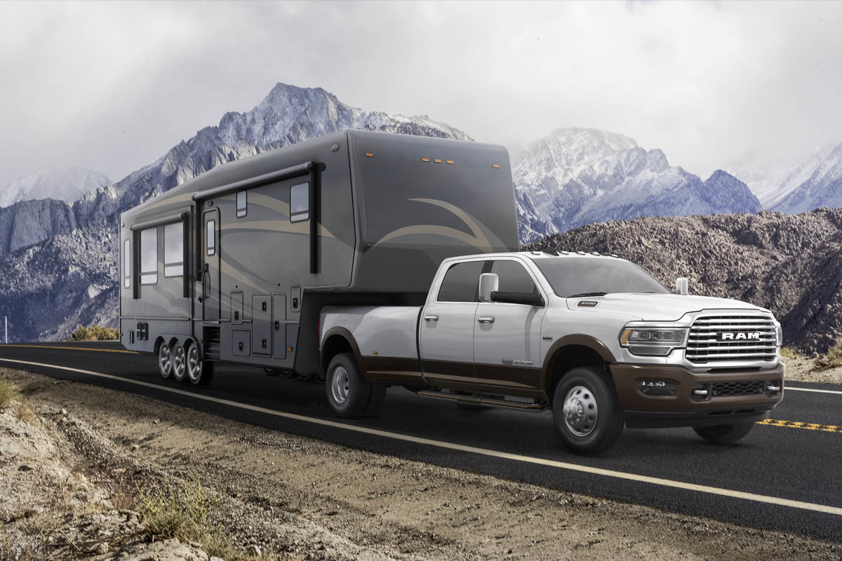 Extérieur du Ram 3500 2019 illustré en deux tons, remorquant une roulotte.