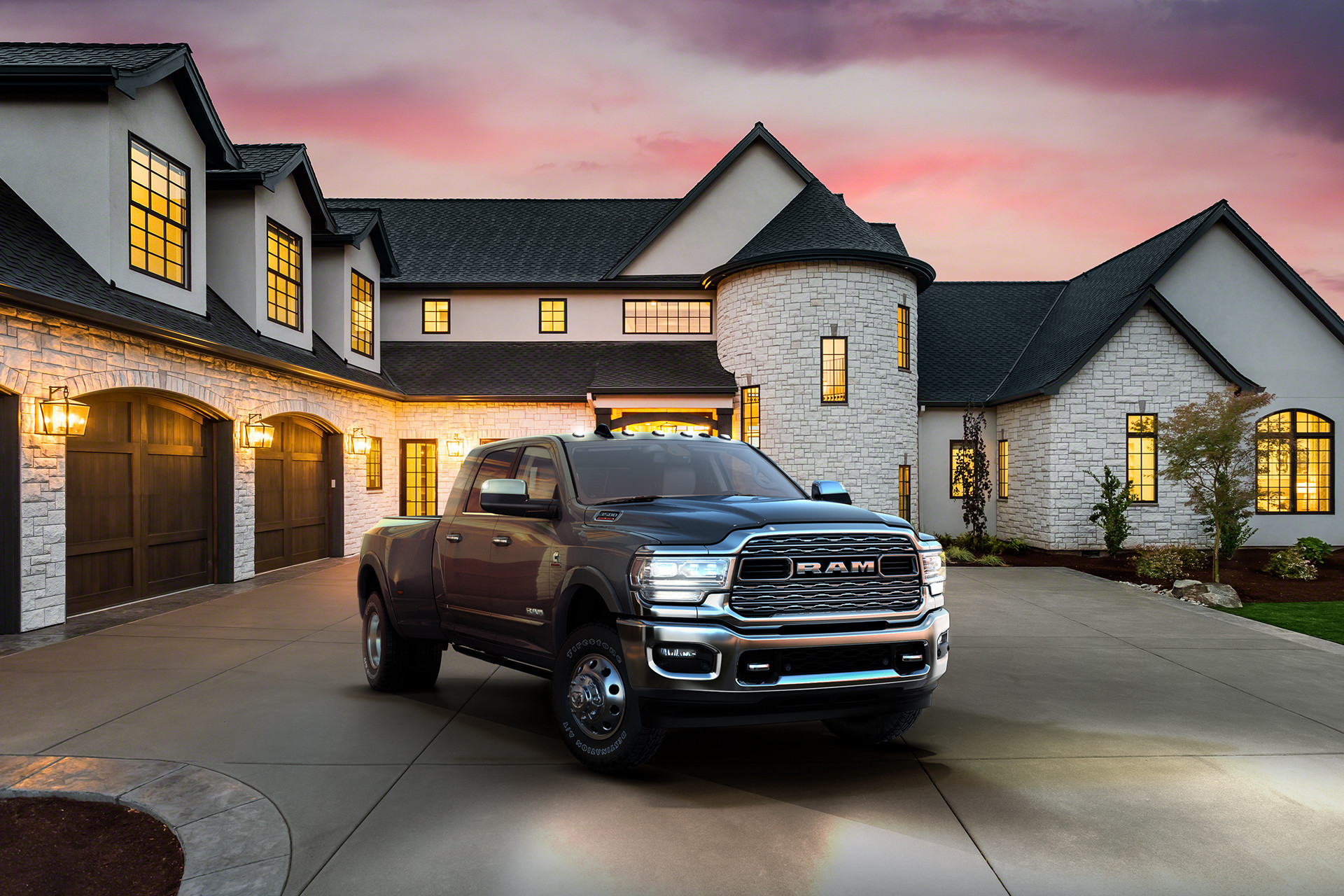 Extérieur du Ram 3500 2019 montrant les élargisseurs d’aile Dually, stationné en avant d’une grande maison.
