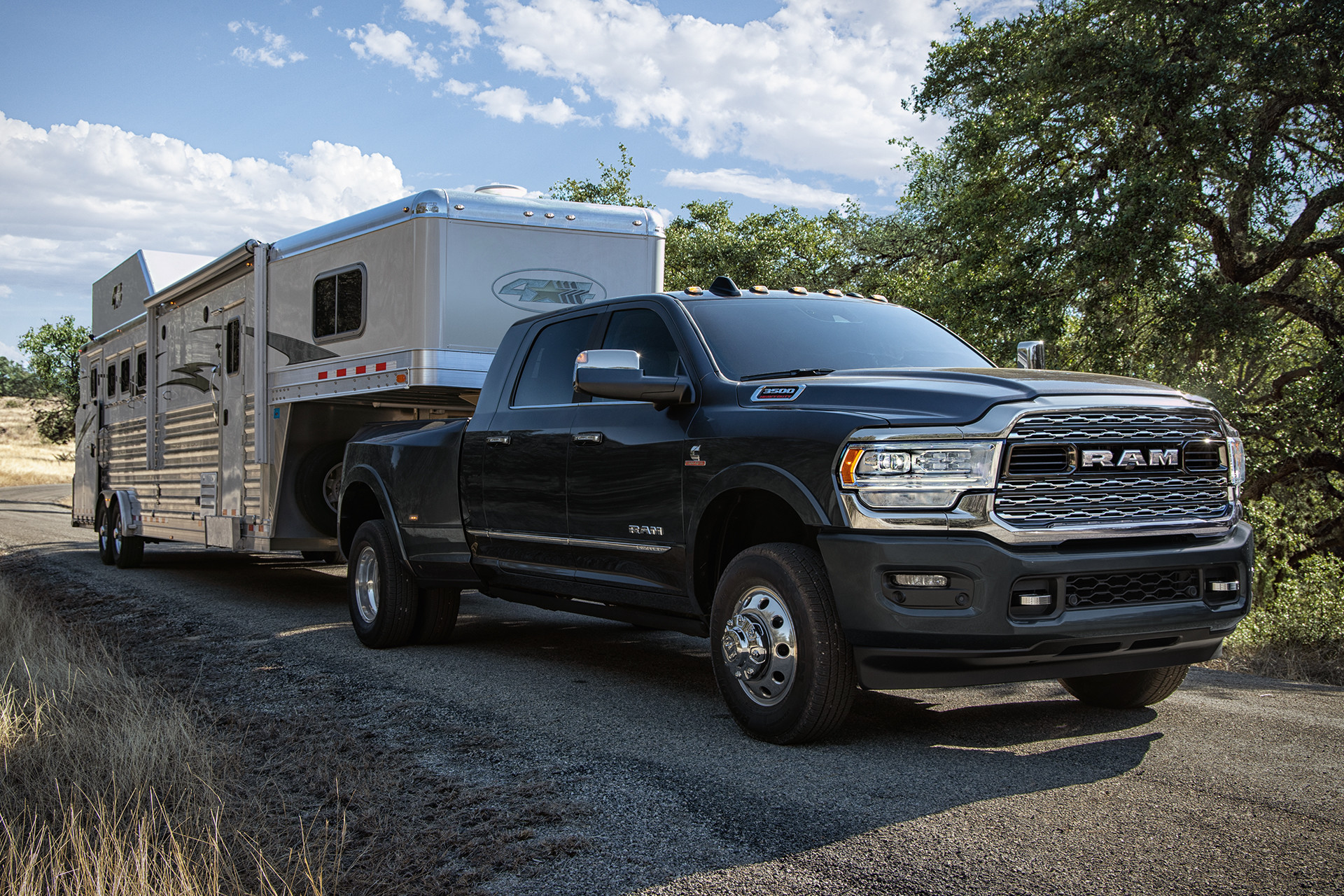 Extérieur du Ram 3500 2019 remorquant une roulotte.