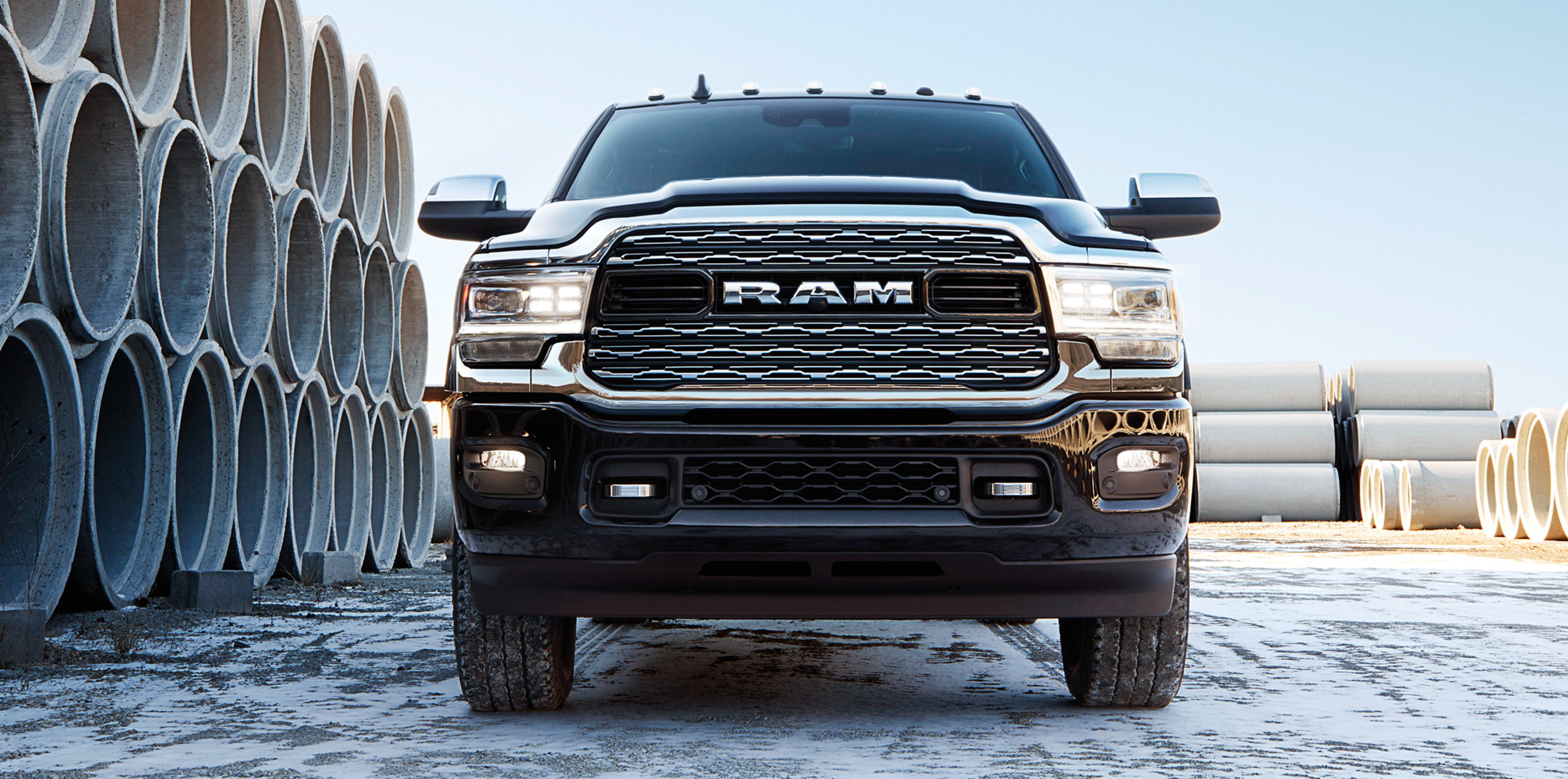 Avant d’un Ram 3500 bleu dans un chantier.