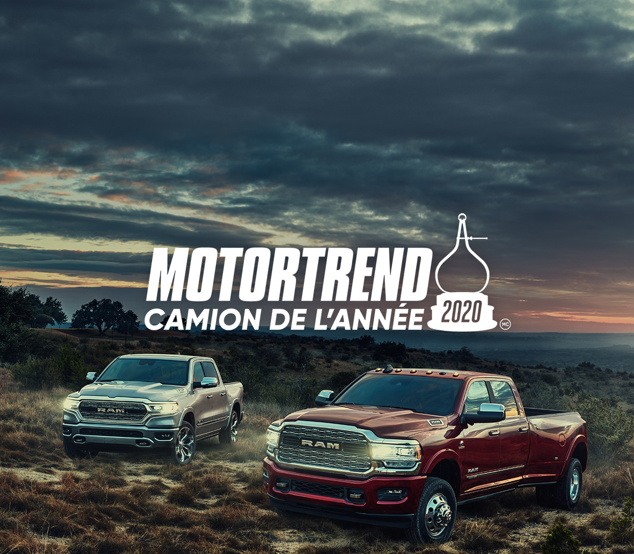 Les Ram 3500 et 1500 2020 se sont garés dans l'herbe.
