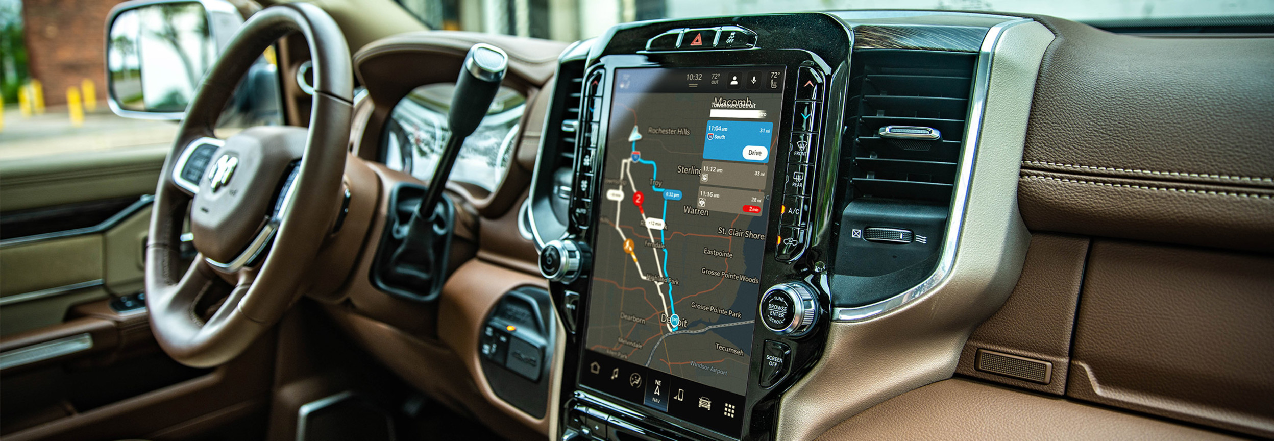 L'intérieur avant d'un Ram 3500 2022, mettant en vedette le système multimédia Uconnect 5 avec écran tactile dans la console centrale.