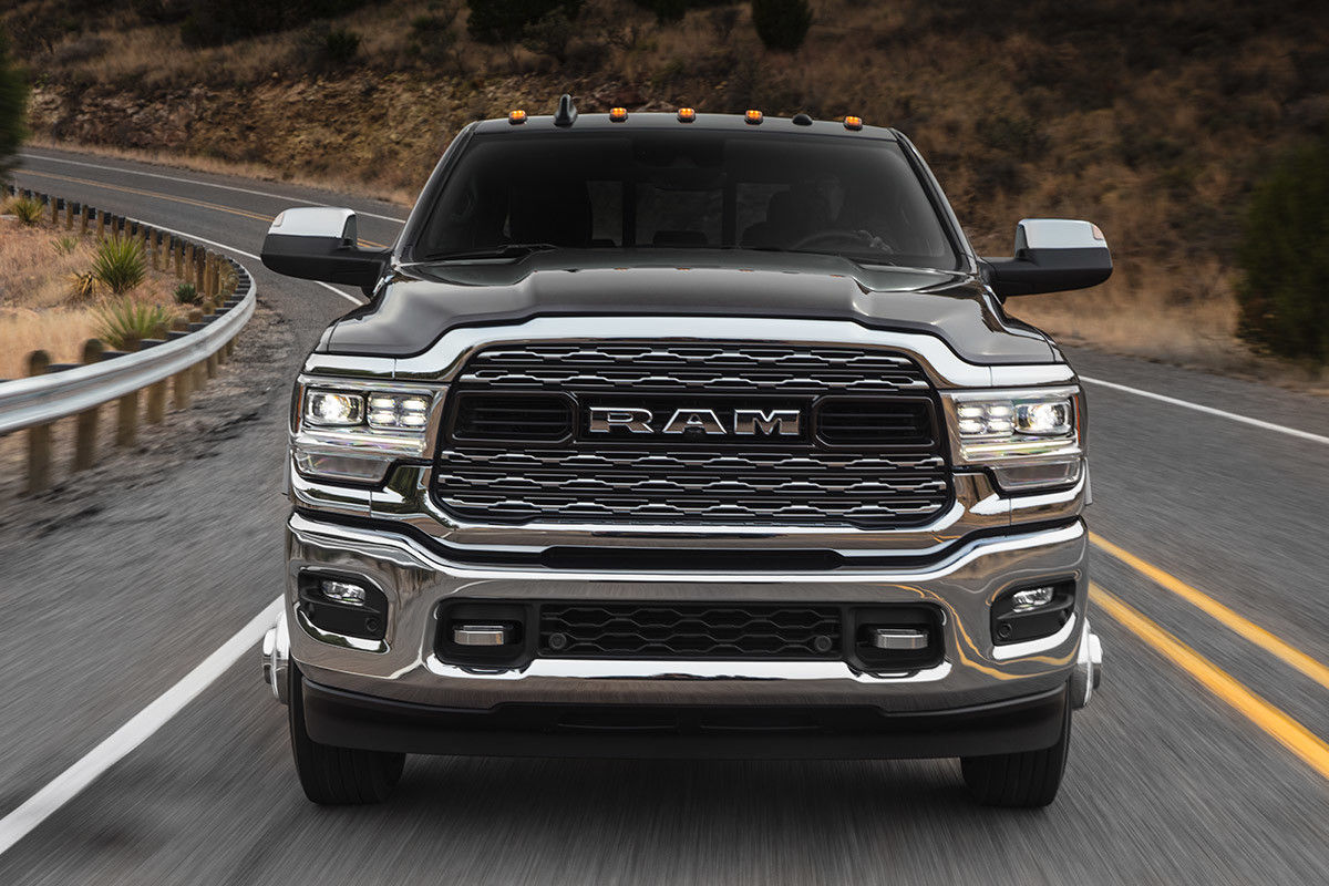 Vue de face d’un Ram 3500 2022 roulant sur une voie rapide.