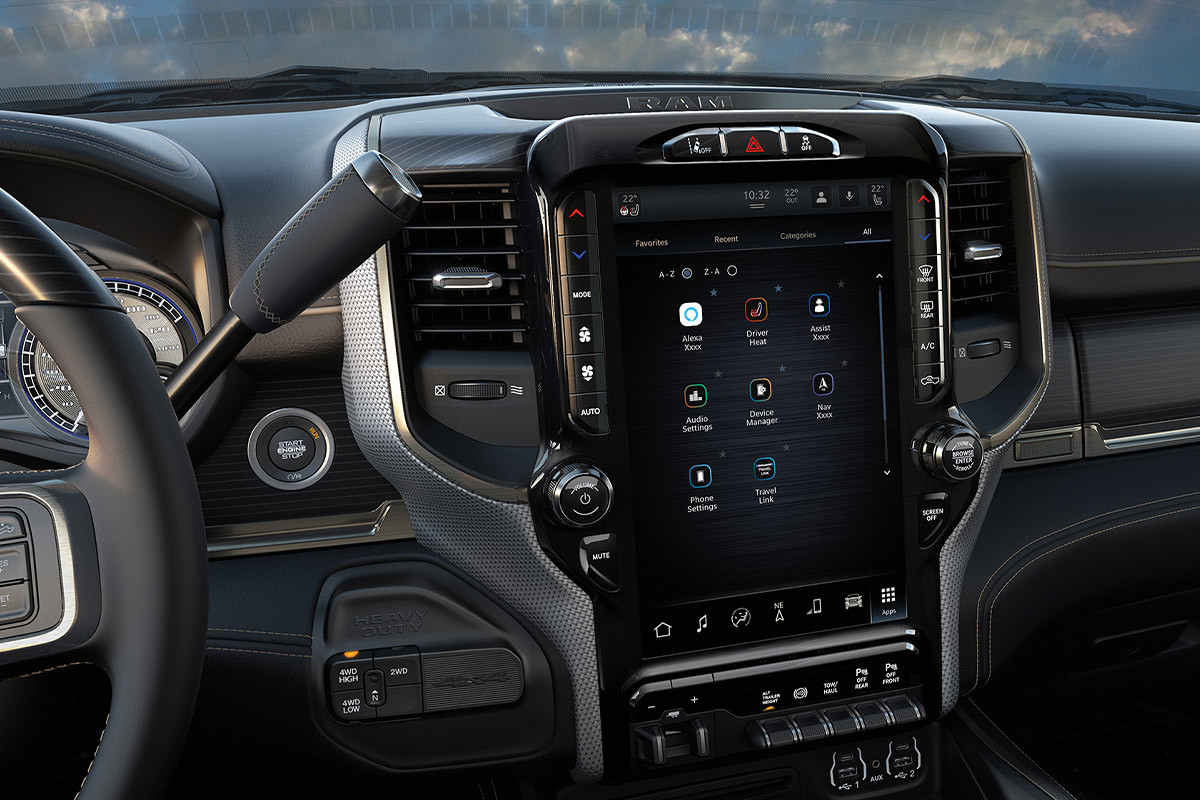 Gros plan sur le système multimédia Uconnect 5 avec écran tactile dans la console centrale du camion Ram 3500 2022.