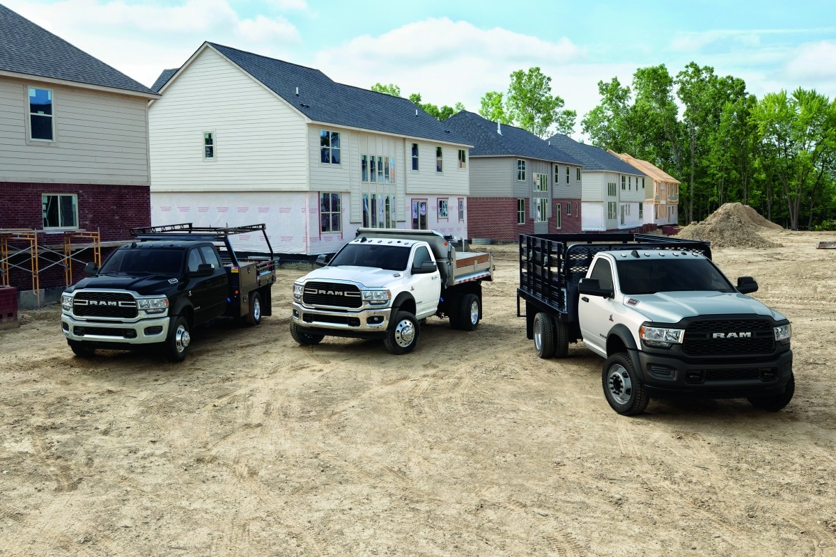 Trois nouveaux châssis-cabine Ram 2019 sont stationnés sur un grand chantier.