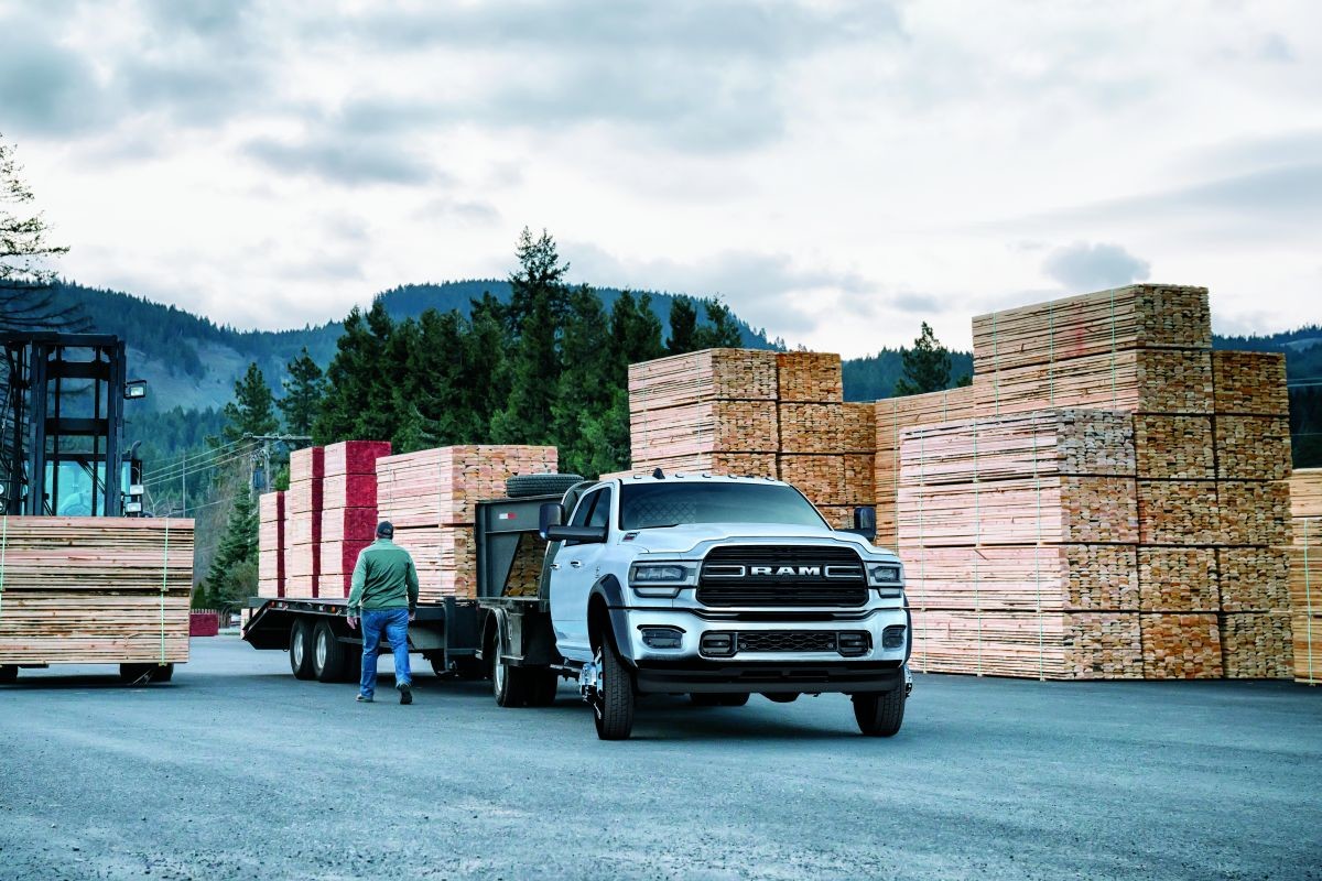 Un châssis-cabine Ram 5500 2019 tirant une remorque à deux essieux remplie de bois.