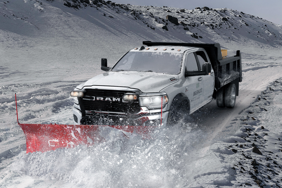 Un châssis-cabine Ram 5500 2019 avec chasse-neige, modification pour benne basculante et épandeur de sel.