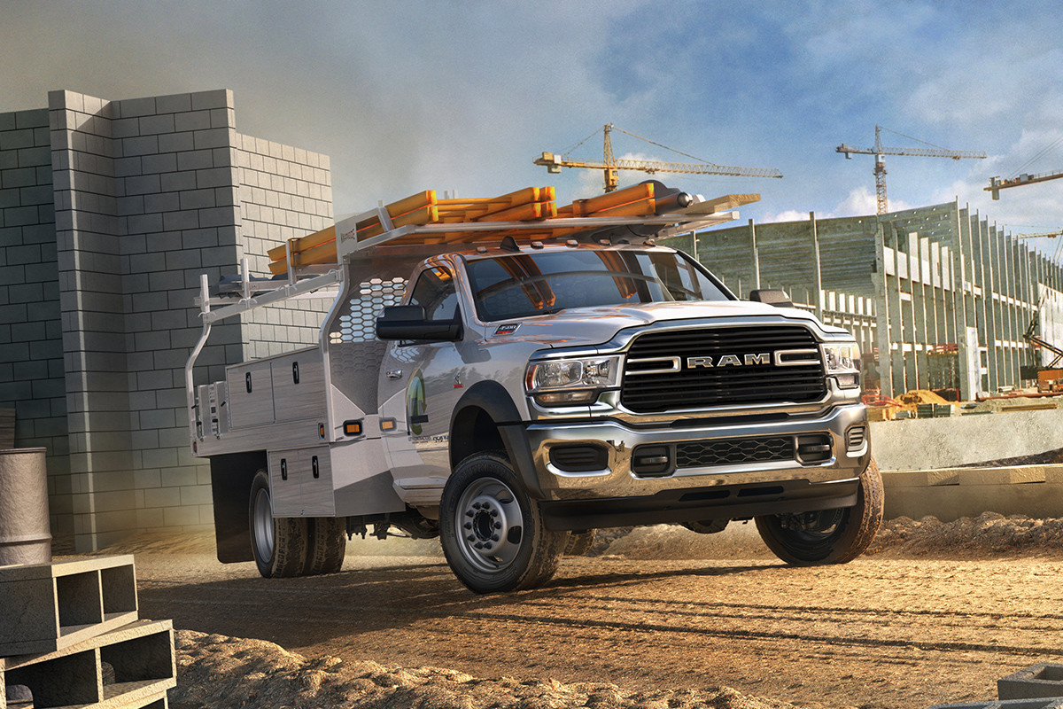 Un nouveau châssis-cabine Ram 2019 avec modification pour utilitaire traverse un chantier.