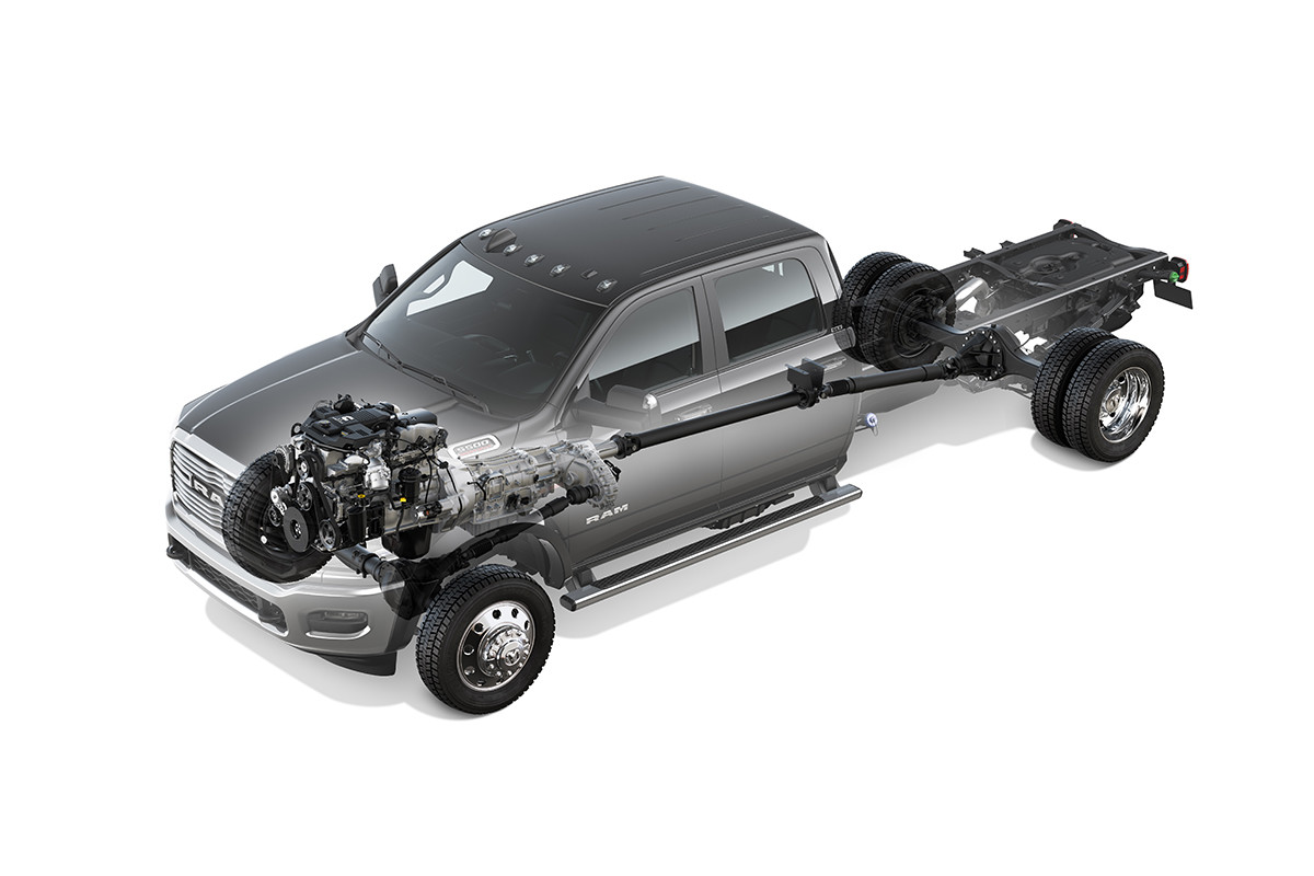 Ram Châssis-cabine 5500 2022 gris, vue du moteur et du groupe motopropulseur.
