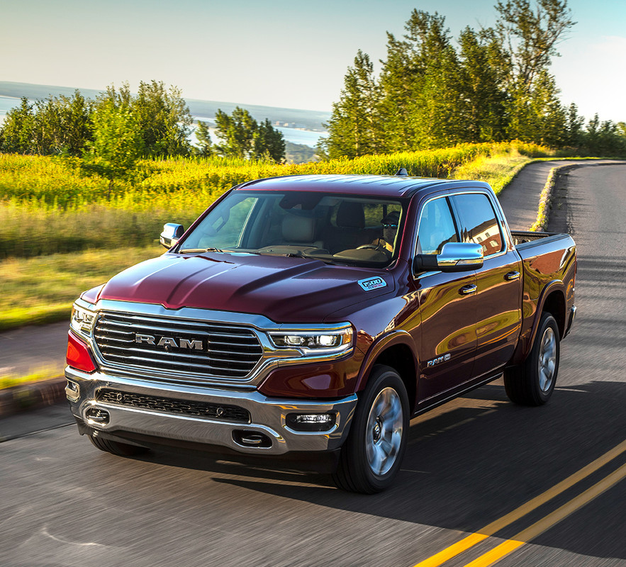 Un Ram 1500 2021 rouge sur la route