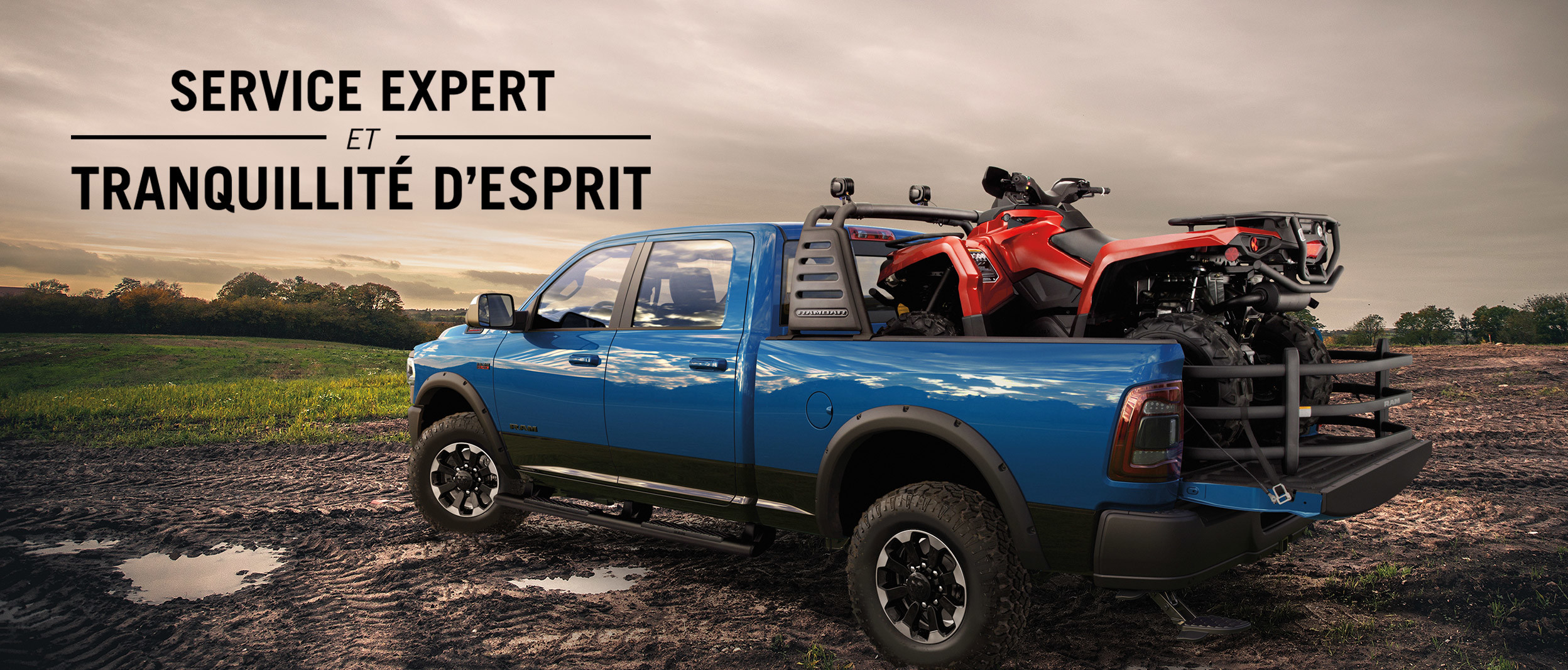 Ram 1500 2020 bleu équipé d’accessoires Mopar, et transportant un VTT rouge sur sa caisse. Le texte indique « Service expert et Tranquillité d’esprit ».