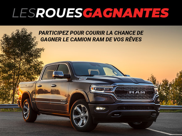 Vue avant du Ram 1500 2020 illustré en noir stationné devant un lac au coucher de soleil avec le logo de "Les roues gagnantes".